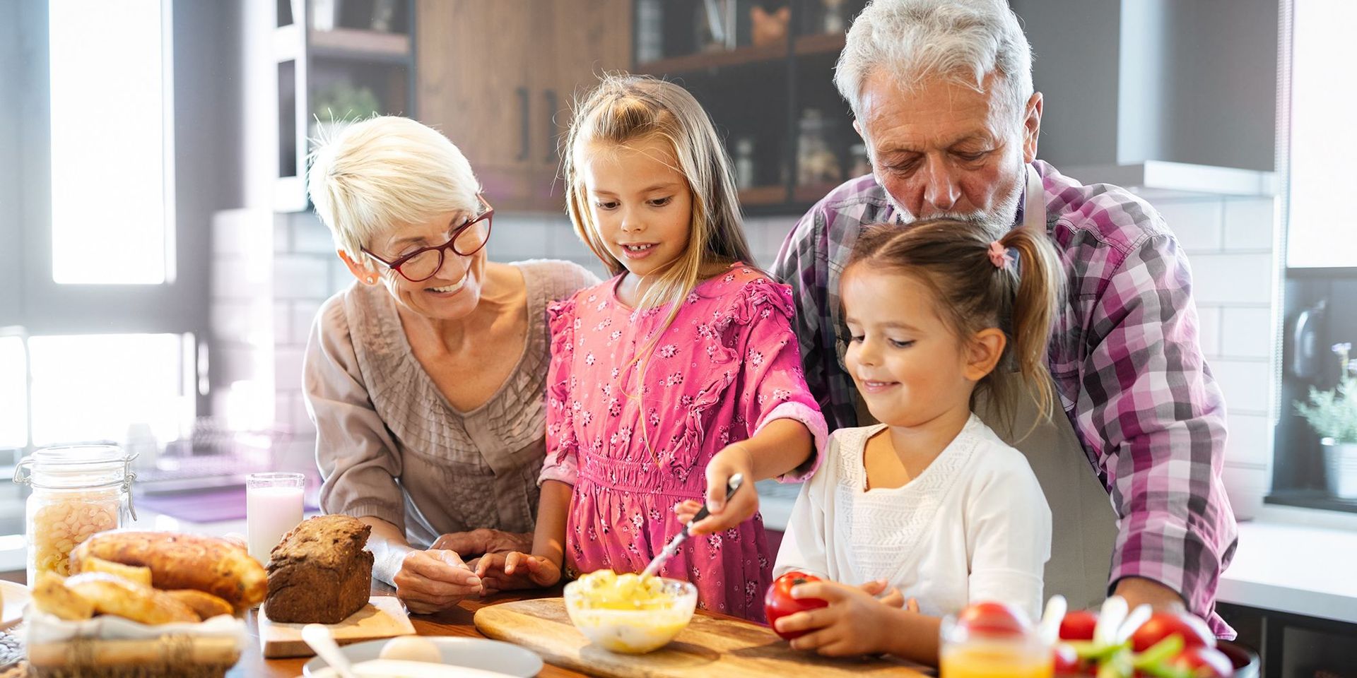 Großeltern mit Enkeln die zusammen backen